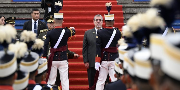 Presidente Arévalo participó en la graduación de la 162 de damas y caballeros cadetes del Ejército de Guatemala. (Foto: Byron de la Cruz)