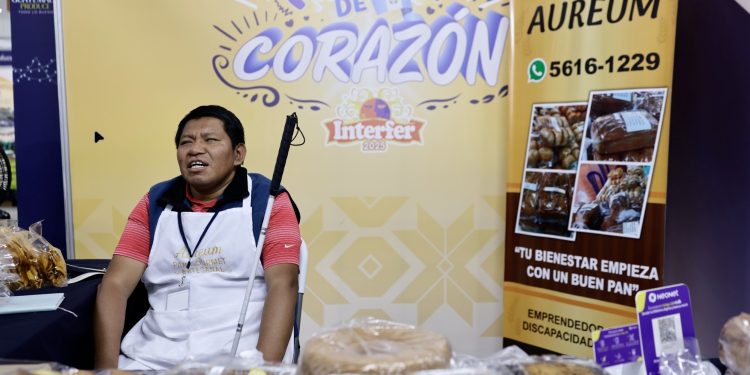 Pablo participó en la feria del Interfer ofreciendo sus productos artesanales. (Foto: Analí Camey)