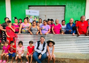 Fodes entrega insumos para techos seguros y electricidad solar en Retalhuleu./Foto: Mides.
