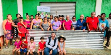 Fodes entrega insumos para techos seguros y electricidad solar en Retalhuleu./Foto: Mides.