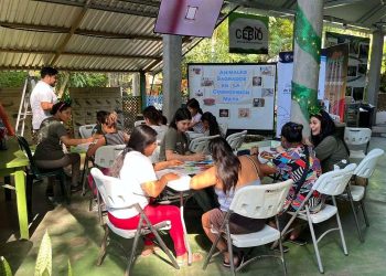 Vecinos de El Arrozal, Flores, Petén, participan en el taller de dibujo y pintura Animales Sagrados en la Cosmovisión Maya.