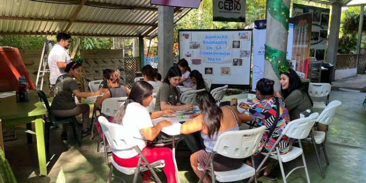 Vecinos de El Arrozal, Flores, Petén, participan en el taller de dibujo y pintura Animales Sagrados en la Cosmovisión Maya.