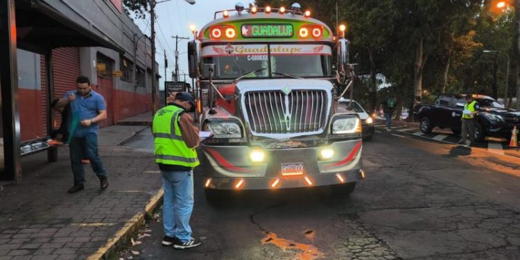 Debido al aumento de viajes la DGT insta a transportistas a extremar las medidas de prevención durante la temporada de fin de año.