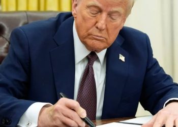 El presidente de EE. UU., Donald Trump ordena a las oficinas de migración aumentar entre 100 y 200 los casos mensuales de desnaturalización de ciudadanos de ese país.