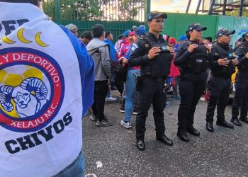 Agentes resguardan los alrededores del estadio. / Foto: PNC.