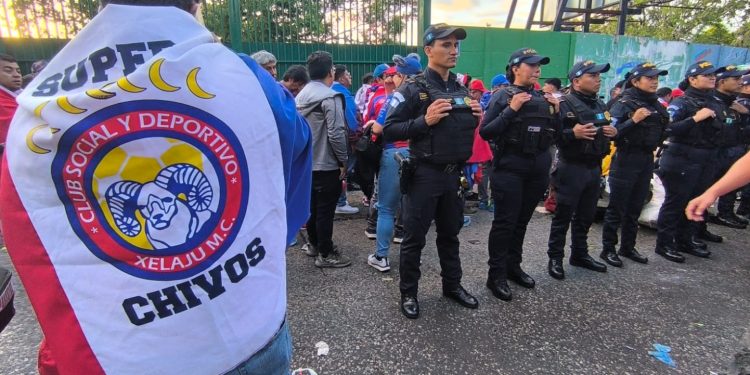 Agentes resguardan los alrededores del estadio. / Foto: PNC.