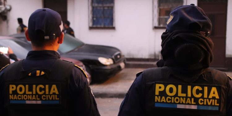 Despliegue policial en numerosos allanamientos. / Foto: PNC.