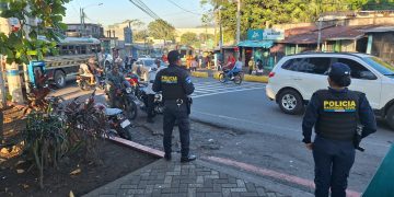 Estas intervenciones buscan mantener el orden, prevenir robos y extorsiones, así como ofrecer acompañamiento a vecinos que realizan compras o actividades propias de la temporada. / Foto: PNC