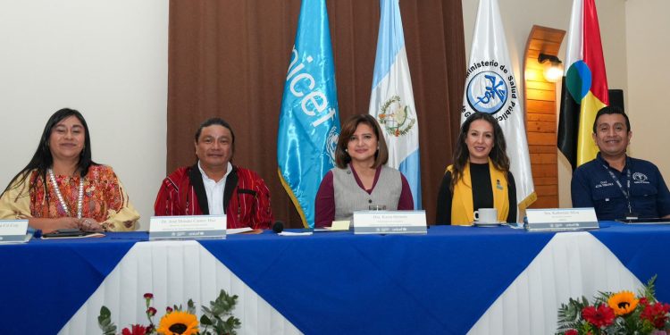 La vicepresidenta junto al Ministerio de Salud lanzó el nuevo Modelo de Atención Integral en Alta Verapaz. (Foto: Vicepresidencia)