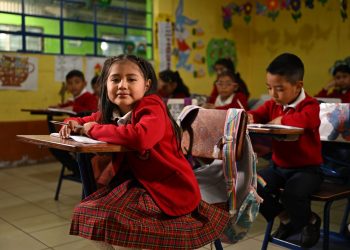 Montse muestra al presidente Arévalo cómo cambió su escuela tras el remozamiento en San Marcos