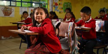 Montse muestra al presidente Arévalo cómo cambió su escuela tras el remozamiento en San Marcos