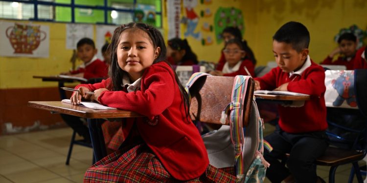 Montse muestra al presidente Arévalo cómo cambió su escuela tras el remozamiento en San Marcos