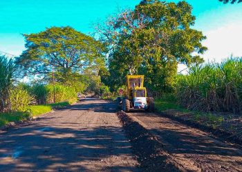 Covial aplica nueva capa de balastro en ruta que conecta la aldea Chapinas con San Francisco Los Encuentros, Suchitepéquez./Foto: CIV.