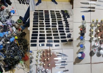 Se decomisaron 20 radios transmisores portátiles, varios cargadores para teléfonos móviles, cableado artesanal, botellas con licor y objetos punzocortantes. / Foto: PNC