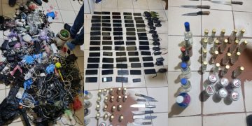 Se decomisaron 20 radios transmisores portátiles, varios cargadores para teléfonos móviles, cableado artesanal, botellas con licor y objetos punzocortantes. / Foto: PNC