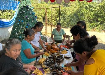 Adultos mayores participaron en el taller sobre la preparación del ponche. / Foto: MCD.
