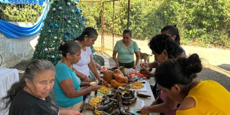 Adultos mayores participaron en el taller sobre la preparación del ponche. / Foto: MCD.