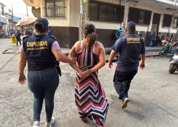 Las pesquisas de la Dipanda señalan que la capturada se dedica de forma constante al ingreso de objetos ilícitos a distintos centros carcelarios del país. / Foto: PNC.