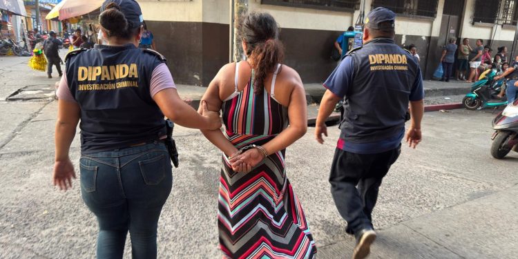 Las pesquisas de la Dipanda señalan que la capturada se dedica de forma constante al ingreso de objetos ilícitos a distintos centros carcelarios del país. / Foto: PNC.