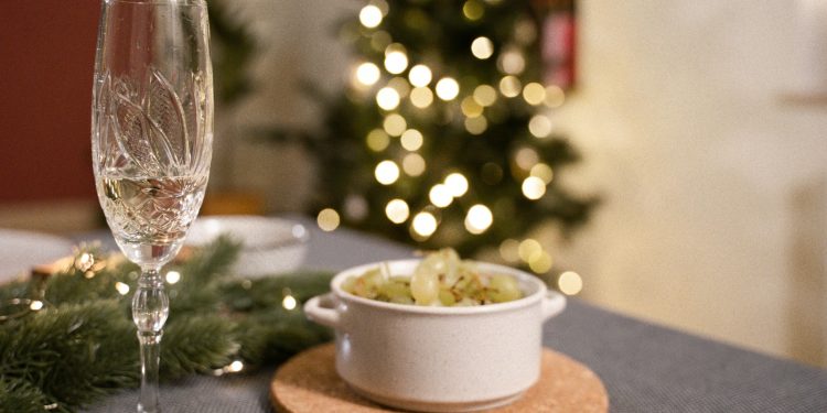 Entre comidas típicas, música, juegos pirotécnicos y rituales cargados de significado, el Año Nuevo se convierte en un puente entre el pasado y el futuro. / Foto: pexels