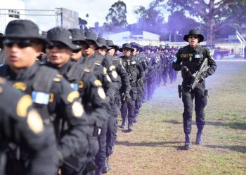 El acto concluyó con un llamado a honrar el uniforme con integridad, humanidad y firmeza. / Foto: PNC.