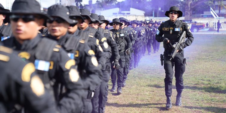 El acto concluyó con un llamado a honrar el uniforme con integridad, humanidad y firmeza. / Foto: PNC.