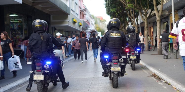 Como parte de este plan especial de fin de año, las vacaciones de los agentes han sido suspendidas temporalmente, lo que permite que el 100 % de la fuerza policial. / Foto: PNC