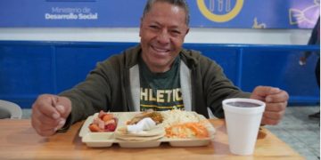 Adaptaron los menús para que los usuarios de los comedores sociales también recibieran alimentos navideños. / Foto: Mides.