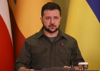 El grupo de personas rusas rezaba por el presidente de Ucrania Volodímir Zelenski.