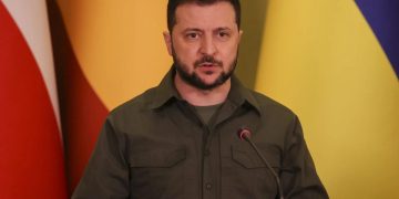 El grupo de personas rusas rezaba por el presidente de Ucrania Volodímir Zelenski.