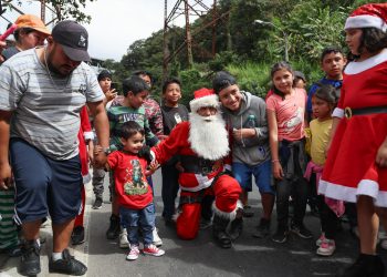 Niños recibieron a Santa Claus abajo del puente Las Vacas. / Foto: EFE.