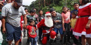 Niños recibieron a Santa Claus abajo del puente Las Vacas. / Foto: EFE.