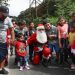 Niños recibieron a Santa Claus abajo del puente Las Vacas. / Foto: EFE.