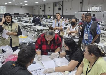 Personas durante el escrutinio especial este jueves, en Tegucigalpa (Honduras). / Foto: EFE, CNE.