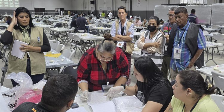 Personas durante el escrutinio especial este jueves, en Tegucigalpa (Honduras). / Foto: EFE, CNE.