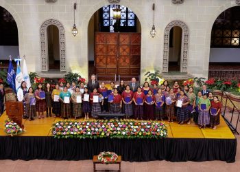 Impulsan el desarrollo económico y creativo de mujeres tejedoras en Alta Verapaz