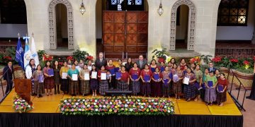 Impulsan el desarrollo económico y creativo de mujeres tejedoras en Alta Verapaz