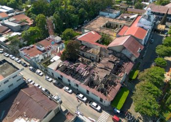 Evalúan daños tras incendio en edificio del Centro Histórico de Retalhuleu