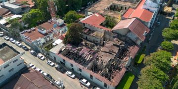 Evalúan daños tras incendio en edificio del Centro Histórico de Retalhuleu