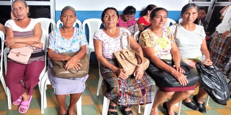 Segunda entrega de estipendio fortalece el trabajo comunitario de las comadronas en Retalhuleu