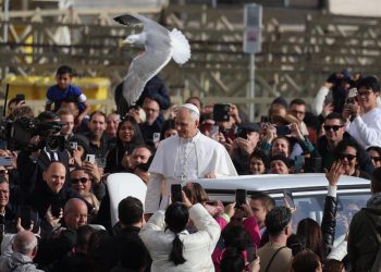 Papa León XIV saluda a los asistentes a la Audiencia del Jubileo en la plaza de San Pedro, en el Vaticano. / Foto: EFE.