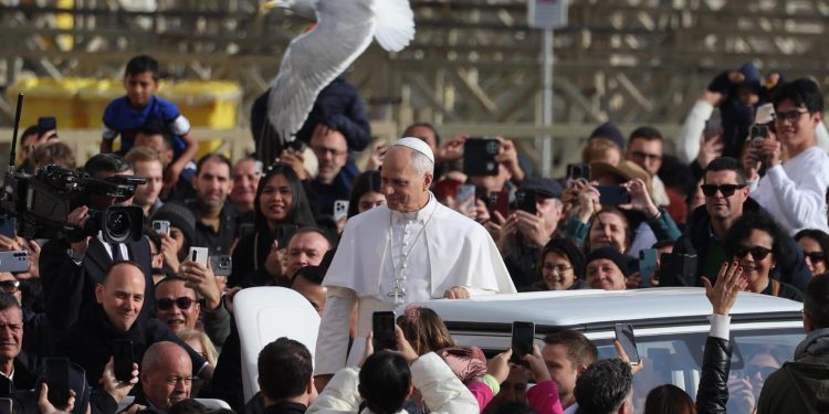 Papa León XIV saluda a los asistentes a la Audiencia del Jubileo en la plaza de San Pedro, en el Vaticano. / Foto: EFE.