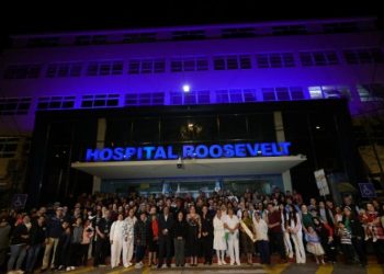 Autoridades y personal del Hospital Rooselebra participan en un acto de conmemoración del 70 aniversario del centro asistencial.