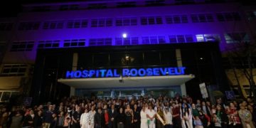 Autoridades y personal del Hospital Rooselebra participan en un acto de conmemoración del 70 aniversario del centro asistencial.