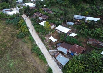 Inauguran tramo de pavimento en aldea Niño Perdido en Salamá