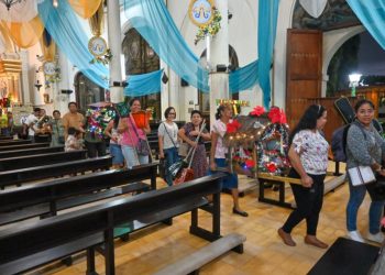 Familias retaltecas participan en las tradicionales posadas
