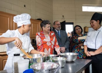 Primera dama comparte con jóvenes con discapacidad intelectual que reciben atenciones de la SBS
