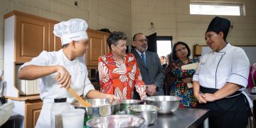 Primera dama comparte con jóvenes con discapacidad intelectual que reciben atenciones de la SBS