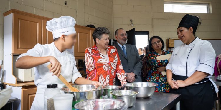 Primera dama comparte con jóvenes con discapacidad intelectual que reciben atenciones de la SBS