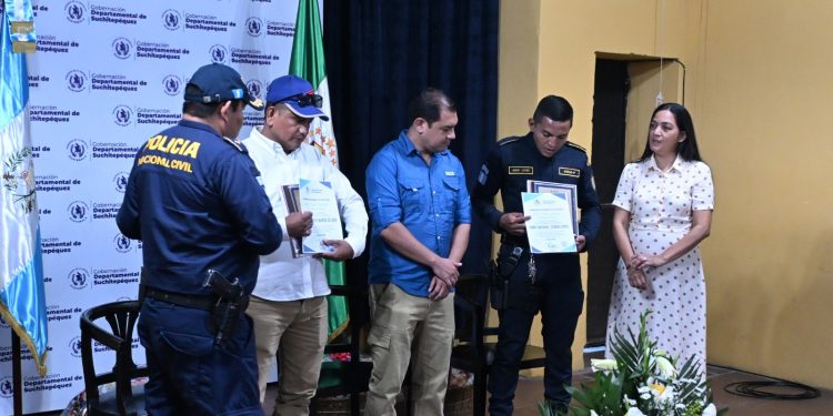 Reconocer el valor en el cumplimiento del deber a agentes de PNC en Suchitepéquez